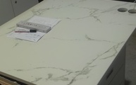 Dekton Seitenwange aus dem Material Aura 15 in Walluf bei Wiesbaden geliefert