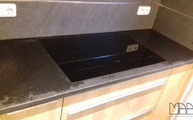 Küchenzeile mit Devil Black Granit Küchenarbeitsplatte
