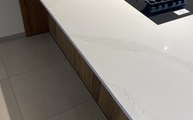 Eternal Calacatta Gold Silestone Arbeitsplatte auf der Insel montiert