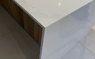 Eternal Calacatta Gold Silestone Arbeitsplatte und Seitenwange