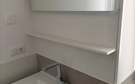 Badezimmer mit Infinity Rückwand Absolute White