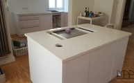 Montage der Caesarstone Arbeitsplatten 1141 Pure White / Perfect White in Wiesbaden