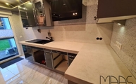 Küche in Wipperfürth mit Lunar Dekton Arbeitsplatten und Rückwänden
