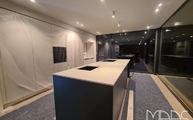 Küche in Wismar mit 4601 Frozen Terra Caesarstone Arbeitsplatte