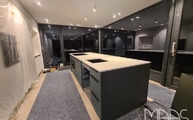 Montage der 4601 Frozen Terra Caesarstone Arbeitsplatten auf der Kücheninsel