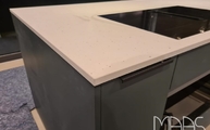 4601 Frozen Terra Caesarstone Arbeitsplatte mit Ceranfeld