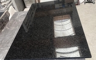 Produktion - Ausschnitt in der Atlantik Black Granit Arbeitsplatte