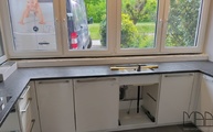 Küche in Witten mit Suede/ Coffee Brown Granit Arbeitsplatten und Fensterbänken