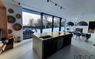Moderne Küche in Wolfratshausen mit Jura Grau Marmor Arbeitsplatte und Seitenwangen 